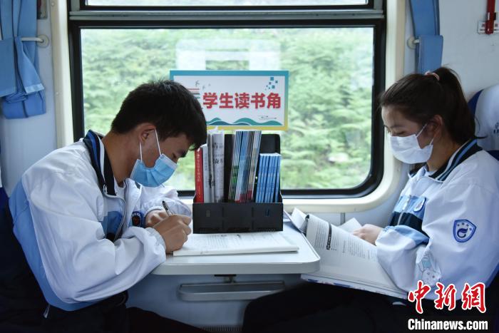 资料图：学生在列车上看书、学习。　沈向全 摄