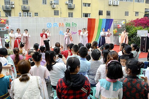 1-2涪陵幸福里幼儿园举办“国风扬雅韵 礼仪沁童心”游园活动.jpg