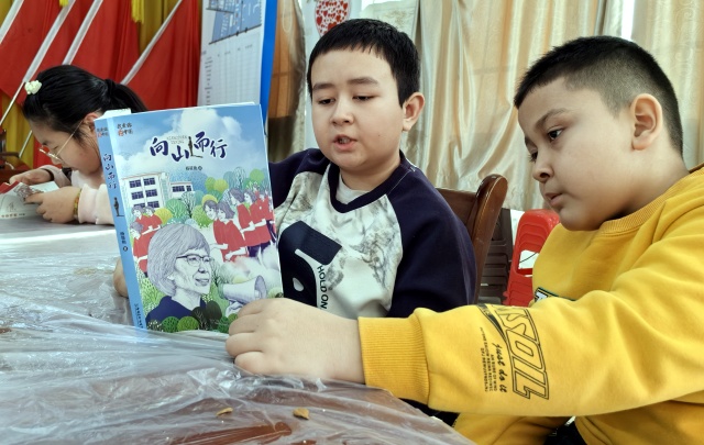 白碱滩上游社区：读书伴成长 书香暖童心