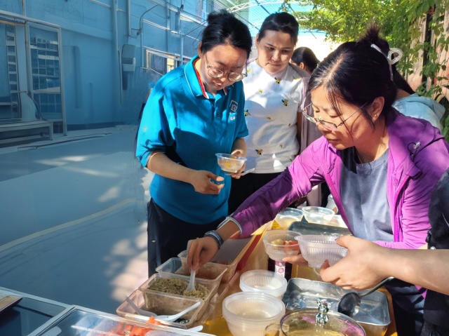 职工正在品尝凉饮_副本.jpg