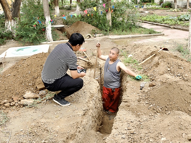 社区工作人员向施工人员询问施工进度_副本.jpg