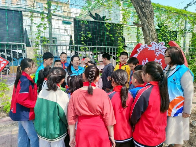 2.社区志愿者向孩子们介绍如何种植花卉-克拉玛依市白碱滩区三平路街道振兴社区 杨雨婷 供稿  联系电话：18009903291 审核人：刘祥贞_副本.jpg