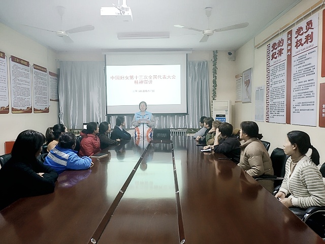 3.振兴社区妇联干事为振兴社区妇女群众宣传中国妇女第十三次全国代表大会精神-克拉玛依市白碱滩区三平路街道振兴社区 杨雨婷 供稿  联系电话：18009903291 审核人：刘祥贞_副本.jpg