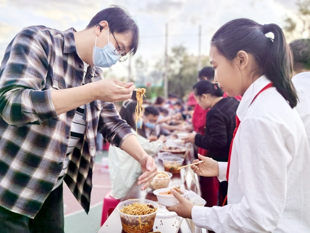 12.工作人员为居民群众夹菜-克拉玛依市白碱滩区三平路街道振兴社区 杨雨婷、五新社区寇德园供稿  联系电话：18009903291 审核人：刘祥贞_副本.jpg