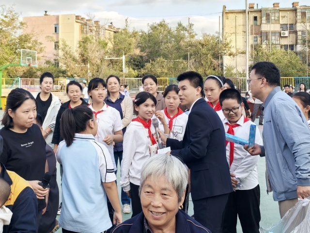 9.小朋友们积极参与表情里的中秋互动环节-克拉玛依市白碱滩区三平路街道振兴社区 杨雨婷、五新社区寇德园供稿  联系电话：18009903291 审核人：刘祥贞_副本.jpg