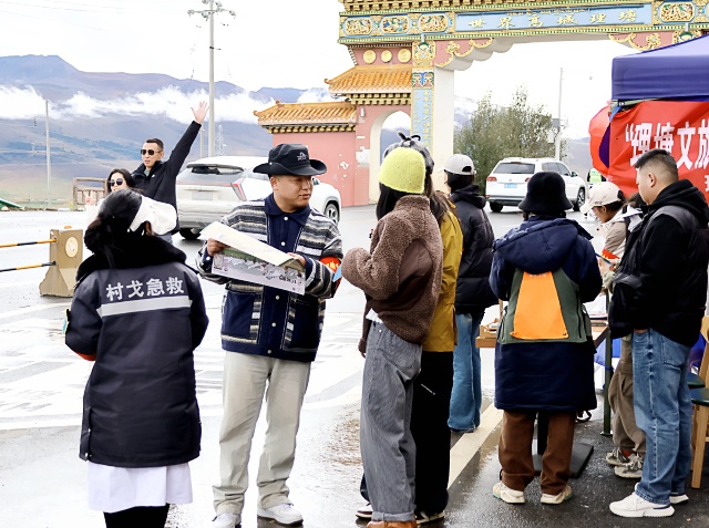 图为志愿者为游客介绍旅游景点_副本.jpg