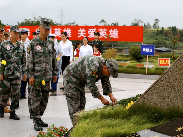 向烈士敬献鲜花_副本.jpg